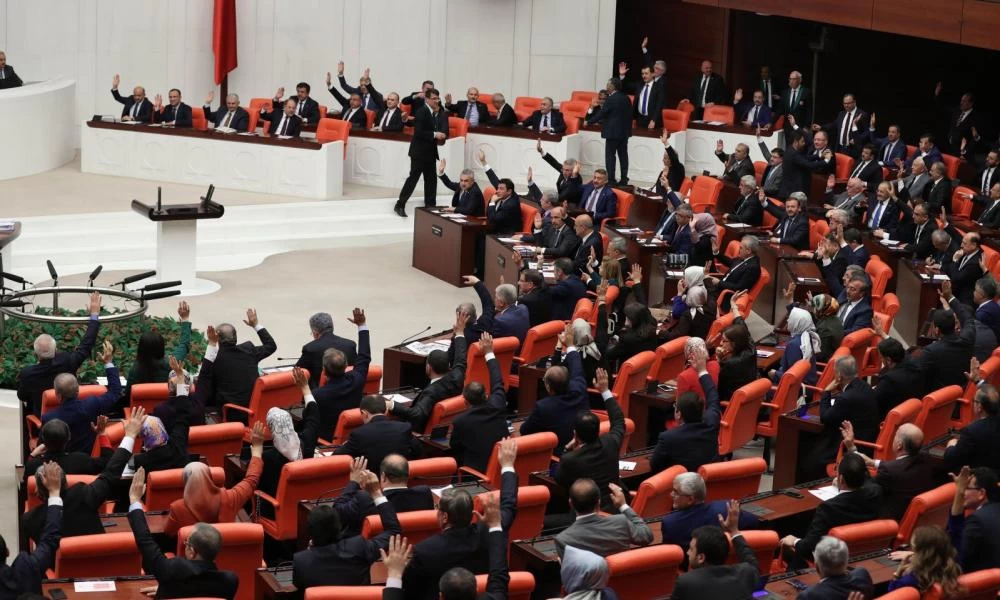 Ο Ερντογάν "μαγειρεύει" εκλογικό νόμο για να βάλει τους γκρίζους λύκους στη βουλή